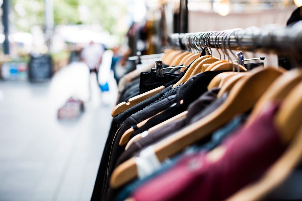 A photot of a clothing rack from Pixabay