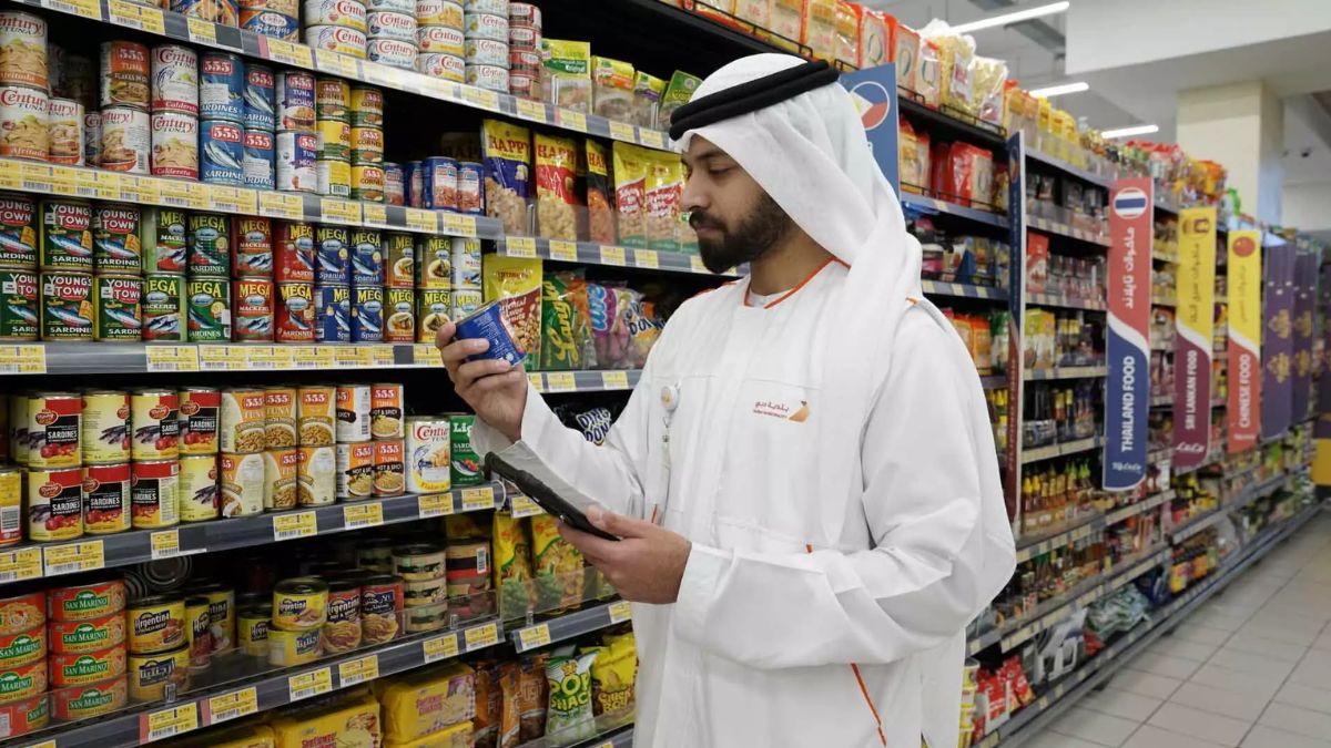 As Ramadan approaches, Saudi Arabia is stepping up efforts to keep food safe and fresh for all. The Saudi Food and Drug Authority (SFDA), in collaboration with the Ministry of Municipalities and Housing, has launched a nationwide food safety campaign to ensure quality and compliance across markets, restaurants, and distribution centers. Authorities are intensifying inspections to verify food labels, monitor storage conditions, and prevent unfit products from reaching consumers. Alongside these efforts, food industry workers are receiving specialized training to enhance safety standards, ensuring that businesses maintain top-tier hygiene throughout the holy month. With a surge in Umrah visitors, Makkah and Madinah are receiving special attention. Authorities have implemented independent food safety plans to guarantee that restaurants and food vendors near the Two Holy Mosques adhere to the highest standards. By keeping markets monitored, businesses trained, and food quality in check, Saudi Arabia is making sure everyone can enjoy a safe and delicious Ramadan!