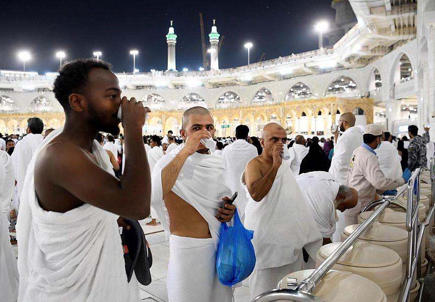 Heartwarming Acts Of Service: Ramadan Volunteers Distribute Zamzam Water To Pilgrims At The Grand Mosque