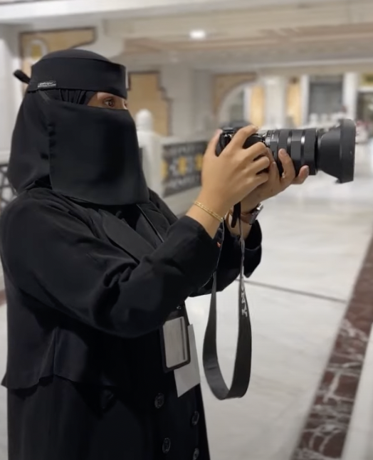 Photographer Makes History As First Saudi Woman Licensed To Photograph Inside The Grand Mosque!