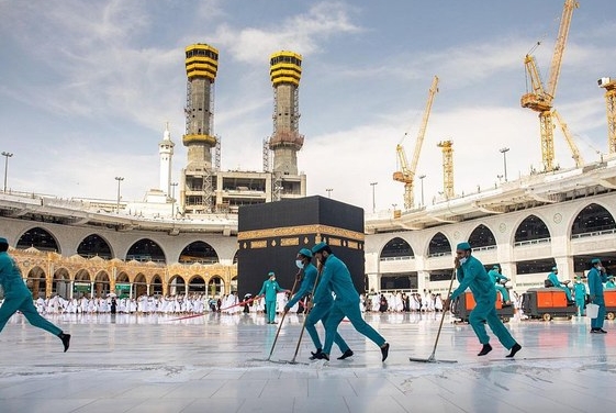 The Unsung Heroes Keeping The Grand Mosque Courtyards Pristine